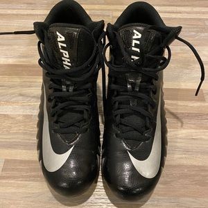 Used Men's Alpha Menace Varsity Mid Football Cleat